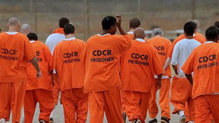 Are prisoners allowed to communicate?