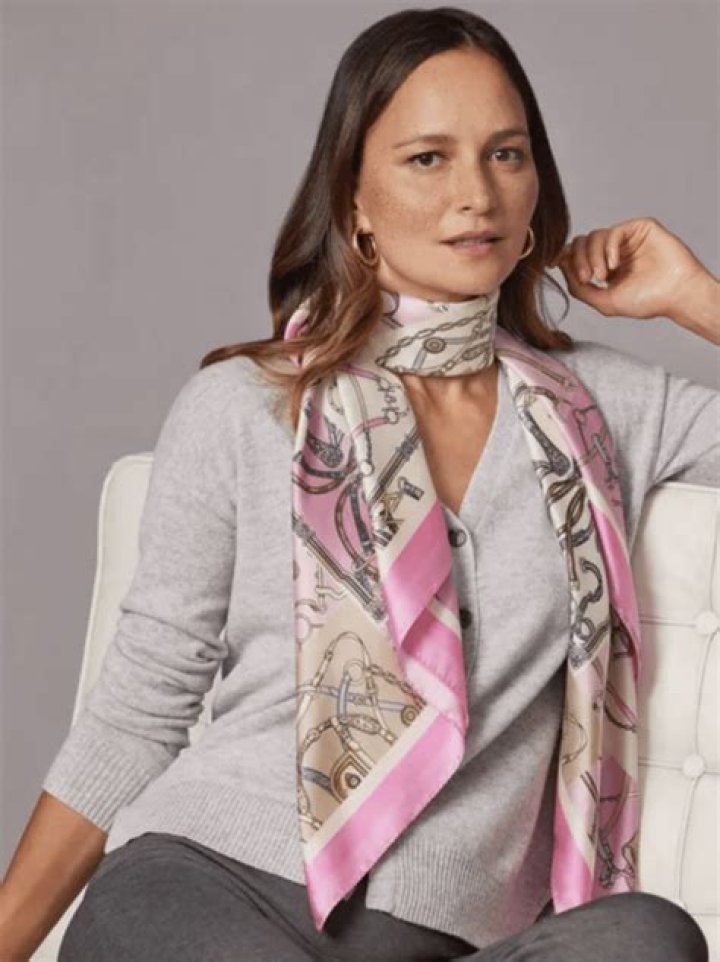Are scarves still in style 2022?