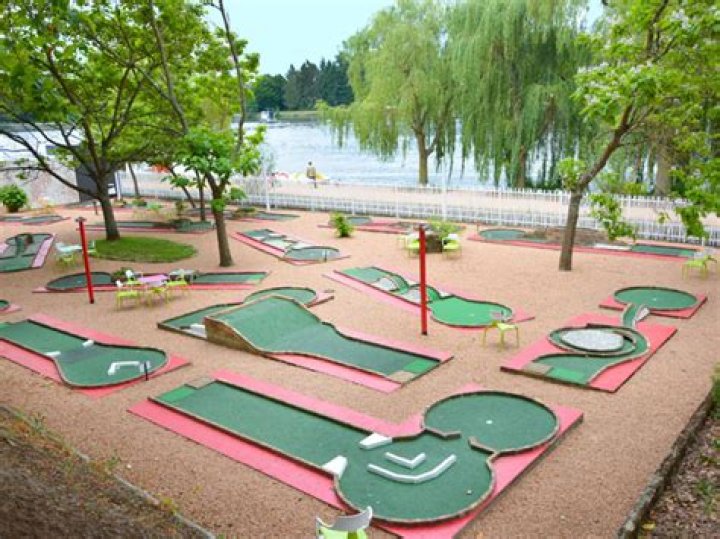 Can a caddy line up a putt?