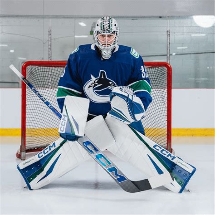 Can a goalie play without a stick?