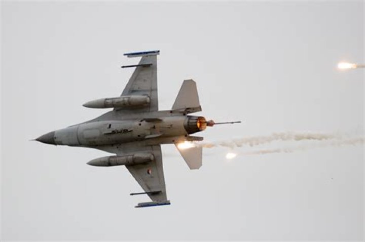 Can a plane dodge a missile?