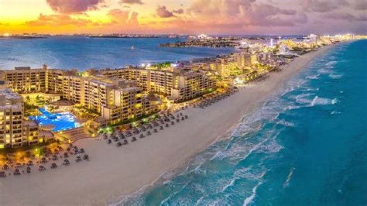 Can felons fly to Cancun?