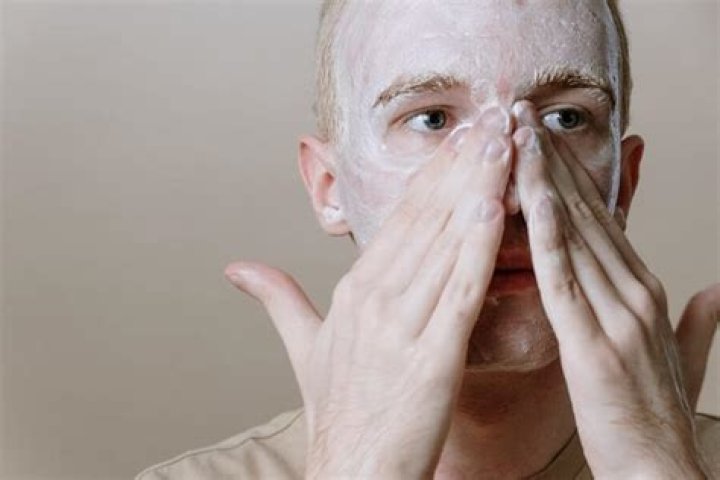 Can moisturizer cause pimples?