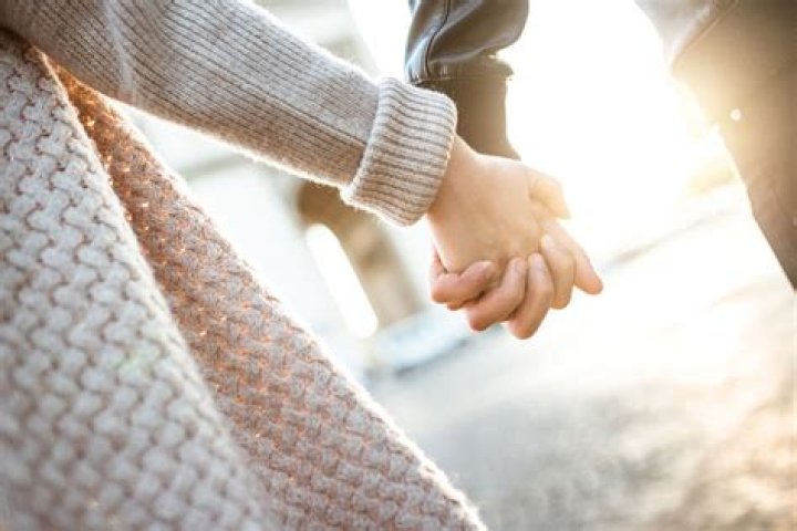 Can unmarried couples give birth in UAE?