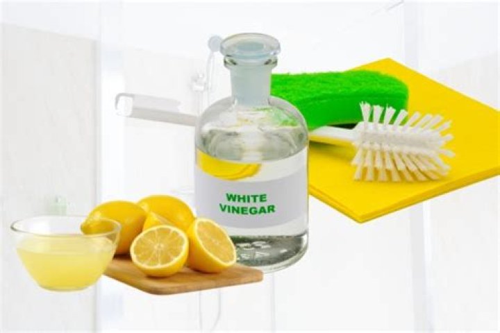 Can you mix vinegar and lemon juice for cleaning?