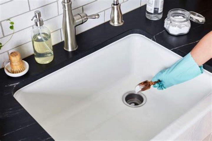 Can you unblock kitchen sink with bleach?