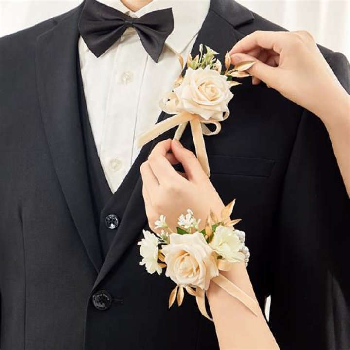 Do aunts get corsages at weddings?