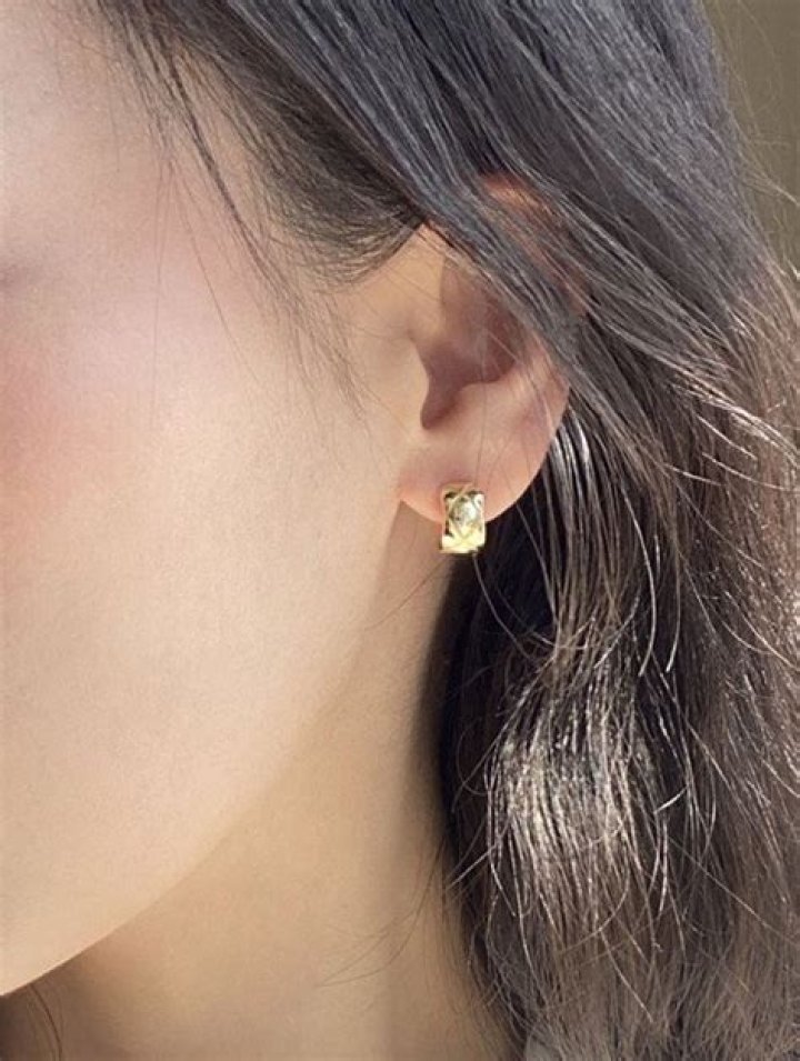 Do brass earrings turn ears green?