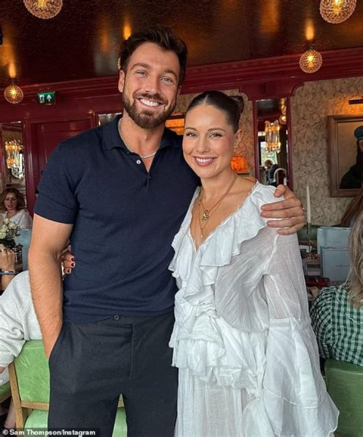 Do Louise and Sam live next to each other?