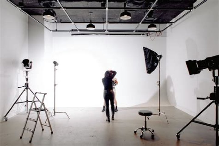 Do professional photographers use RAW or JPEG?
