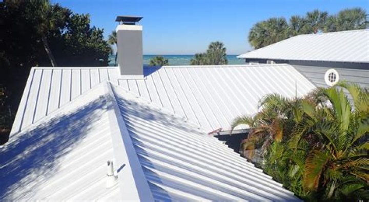 Do white metal roofs get dirty?