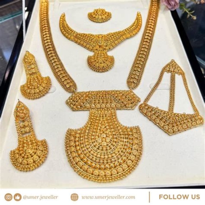 Does gold plated jewelry turn green?