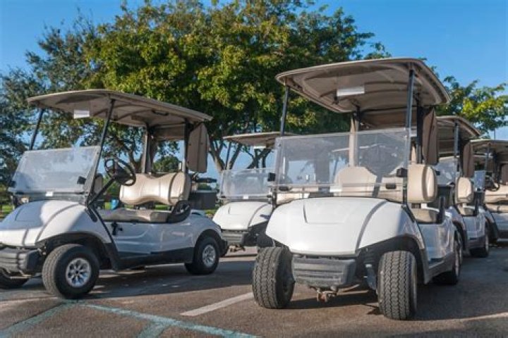 Does John Daly use a golf cart?
