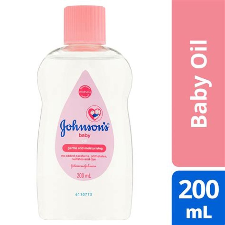 Does Johnson's baby oil have alcohol in it?