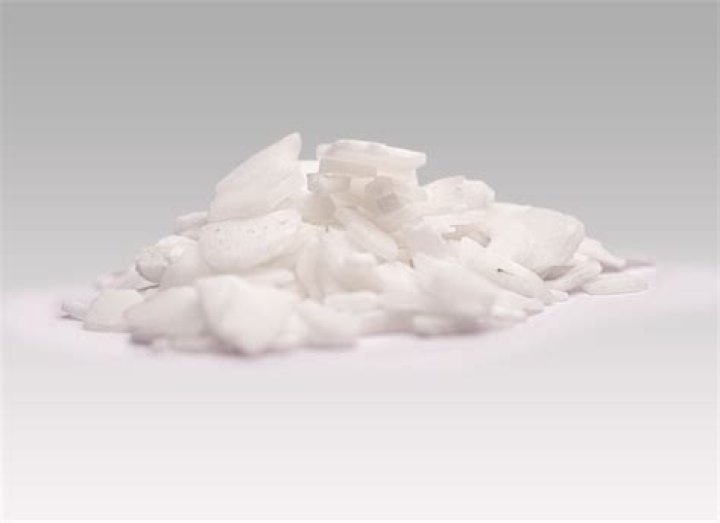 Does naphthalene dissolve in kerosene?