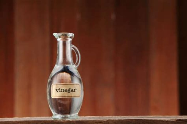 Does vinegar neutralize rust?
