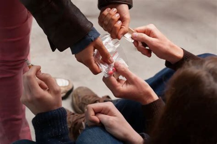 How can you tell if someone is dealing drugs?