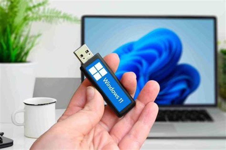 How do I block USB storage in Windows 10?
