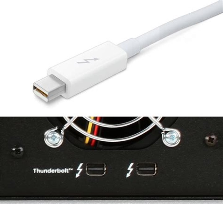 How do I connect two Macs with a Thunderbolt cable?