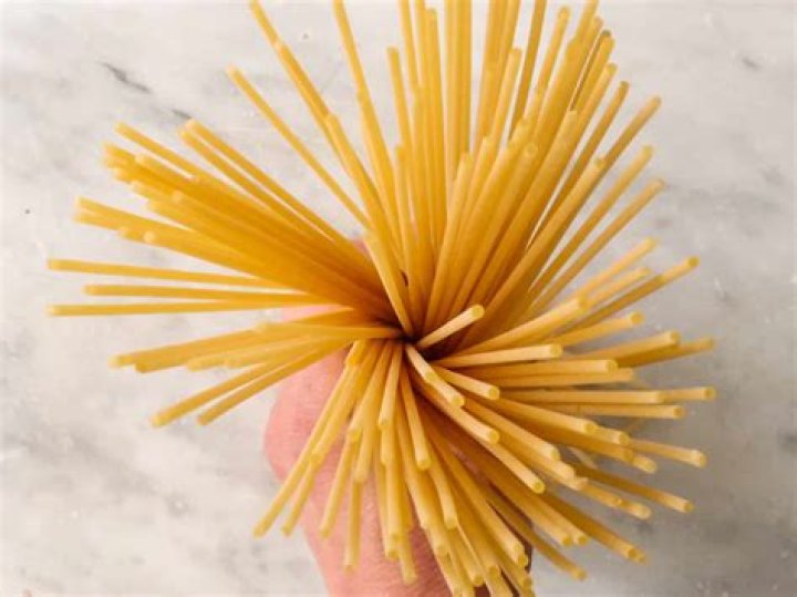 How do Italians cook pasta?