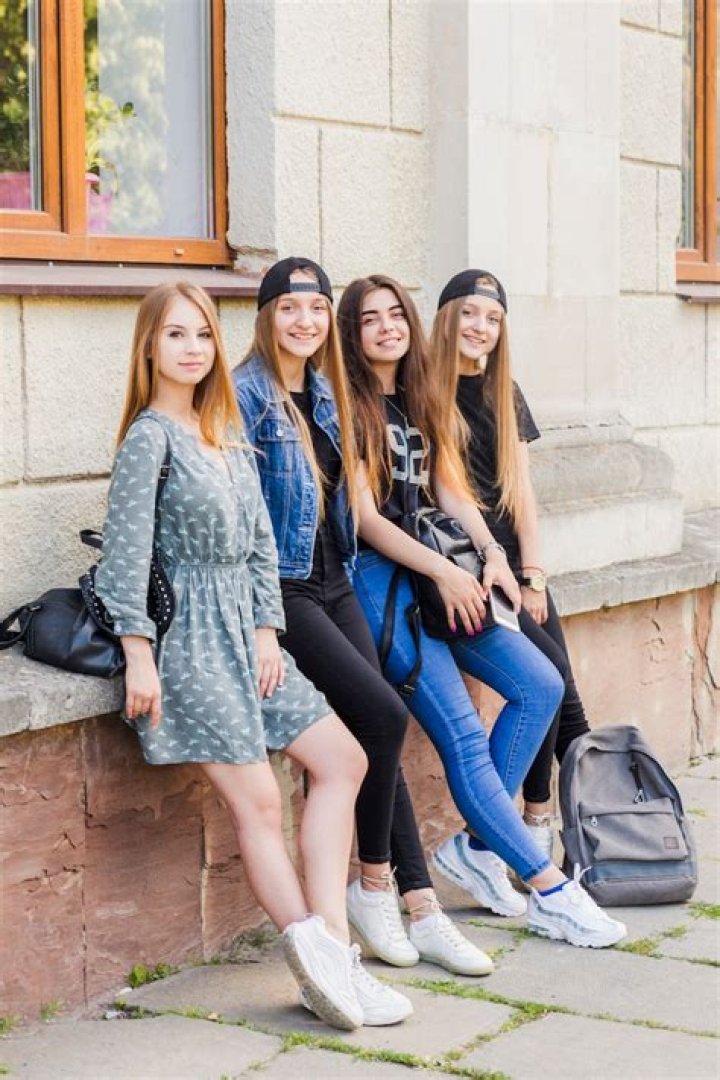 How do you vibe a girl in high school?