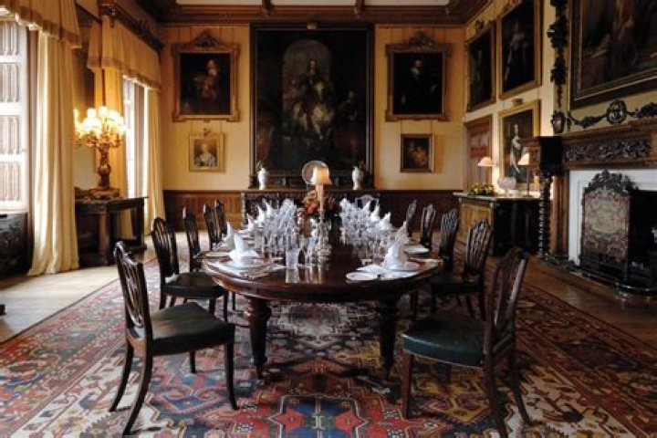 How many servants did Highclere Castle have?