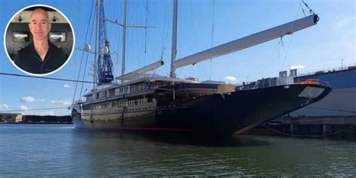 How much did Jeff Bezos spend on his yacht?