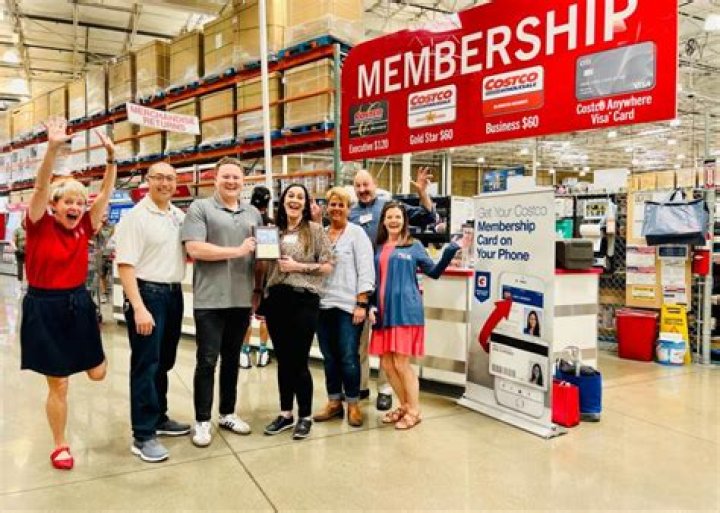 How old are Costco workers?