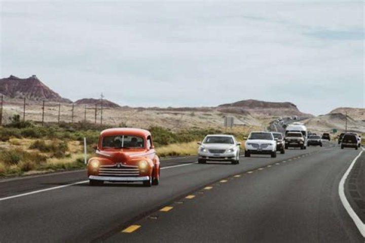 How should a beginner drive in traffic?