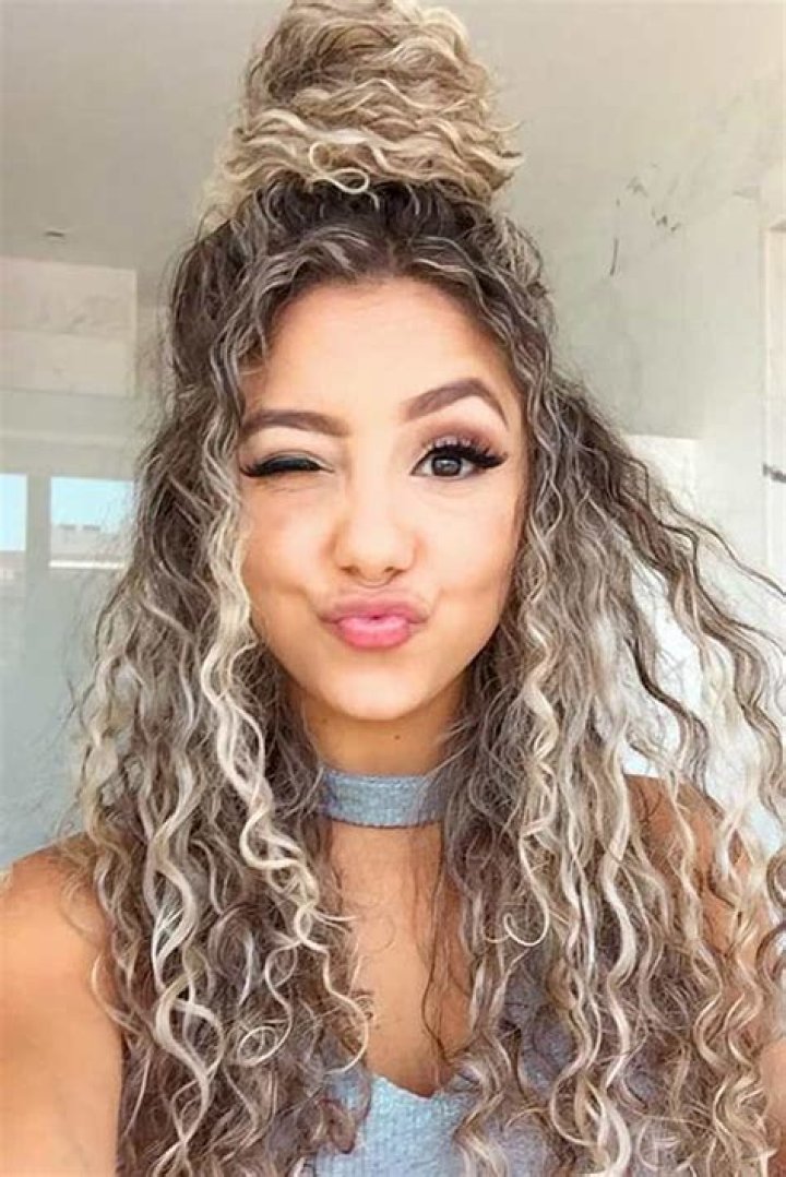 Is curly hair in fashion 2021?