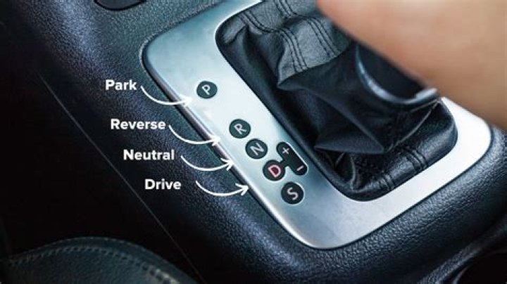 Is it better to drive manual or automatic in snow?