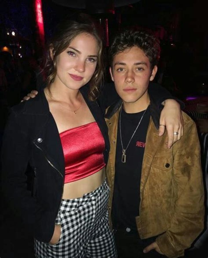 Is Kelly cheating on Carl?