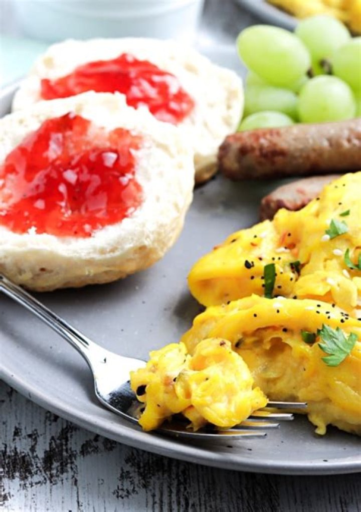 Is scrambled eggs and fruit a healthy breakfast?