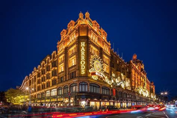 Is there a dress code to shop in Harrods?