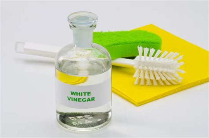 Is white vinegar good for cleaning glass?
