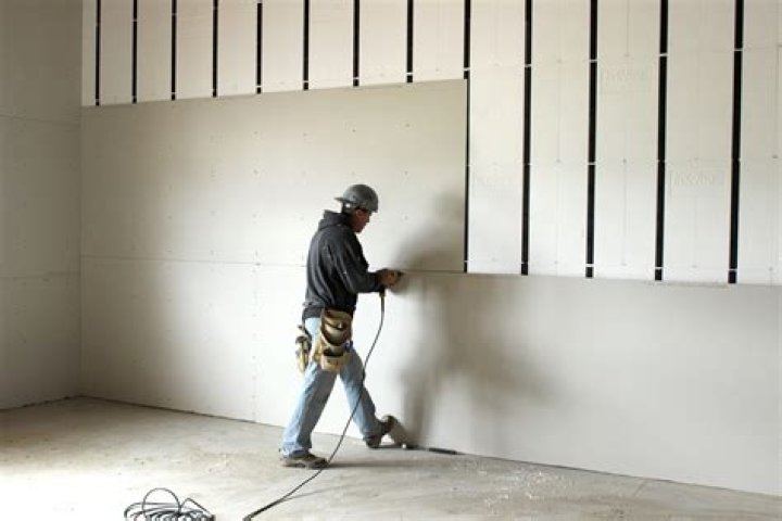 Should you put plastic between insulation and drywall?