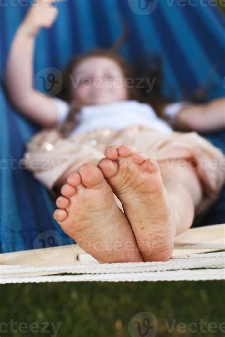 What do small feet mean on a girl?