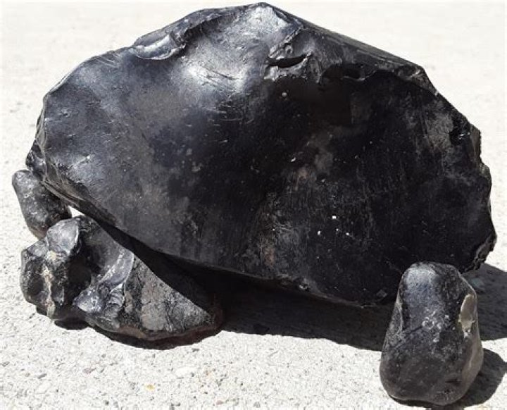 What does obsidian look like?