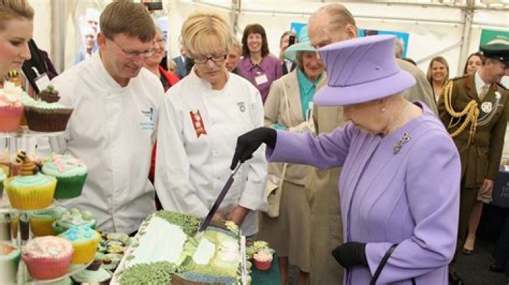 What does the Queen eat at tea time?