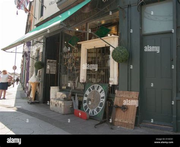 What does Winston discover about the room above the antique junk shop?