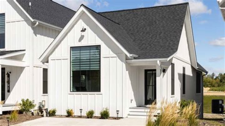 What is more expensive stucco or vinyl siding?
