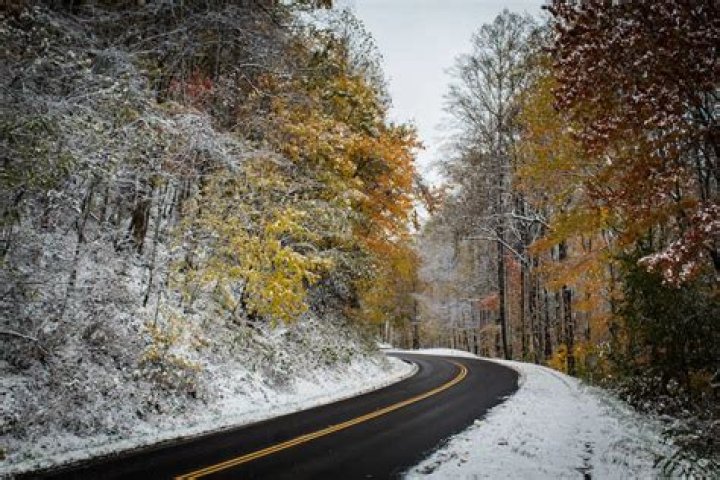 What months does it snow in Gatlinburg TN?