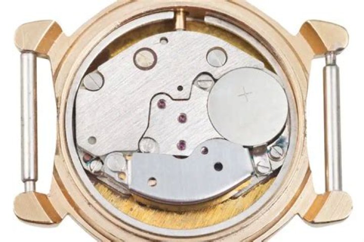What percent of watches are quartz?