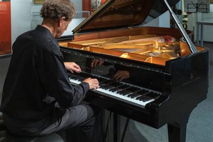 What type of piano did Beethoven play?