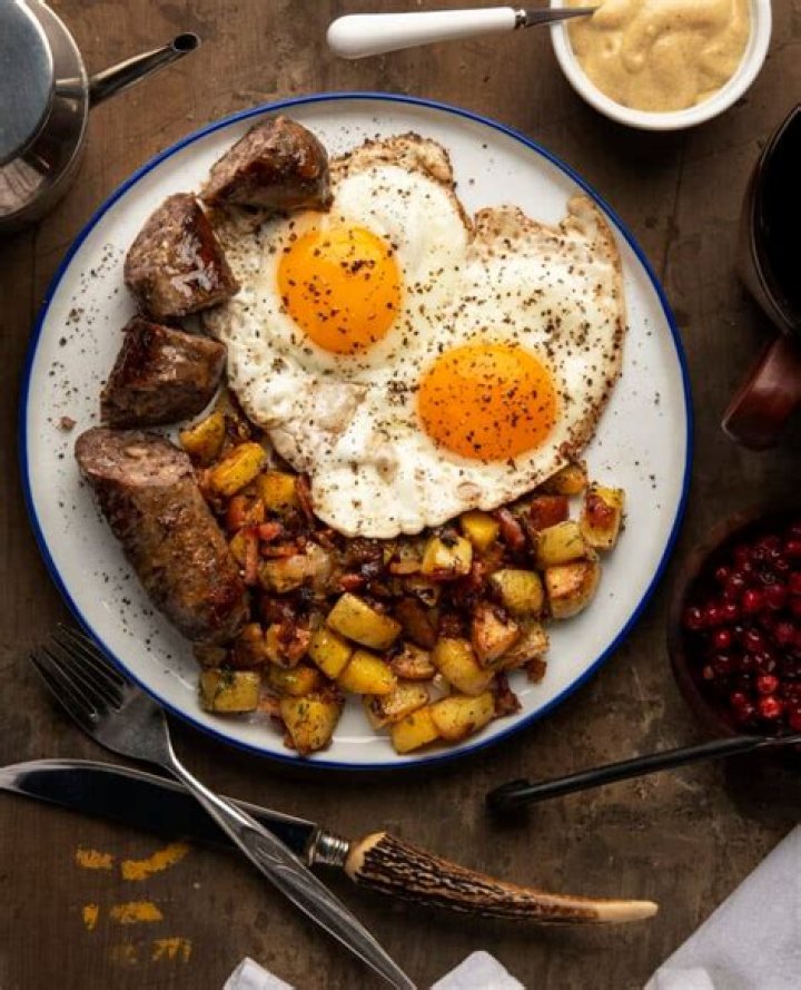 When do Swedes eat dinner?
