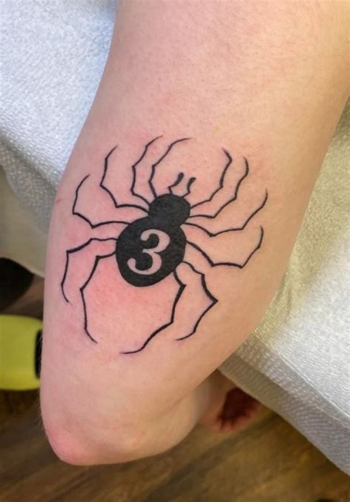 Where does Machi have her spider tattoo?
