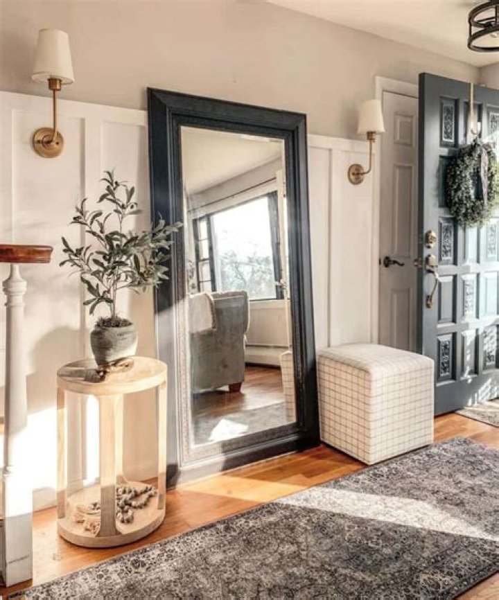 Where should mirror be placed in entrance?