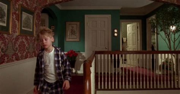 Where was the pool scene filmed in Home Alone?