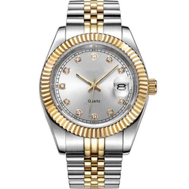 Which is better mechanical or quartz watch?
