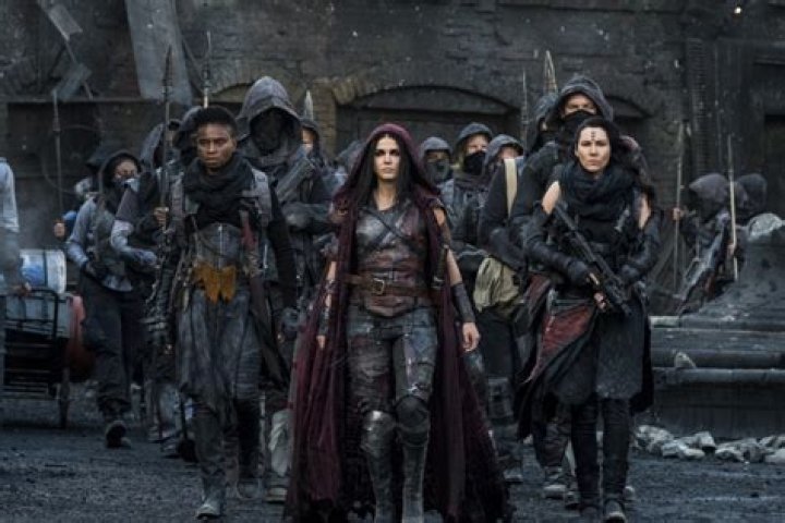 Who does Octavia end up with in The 100?